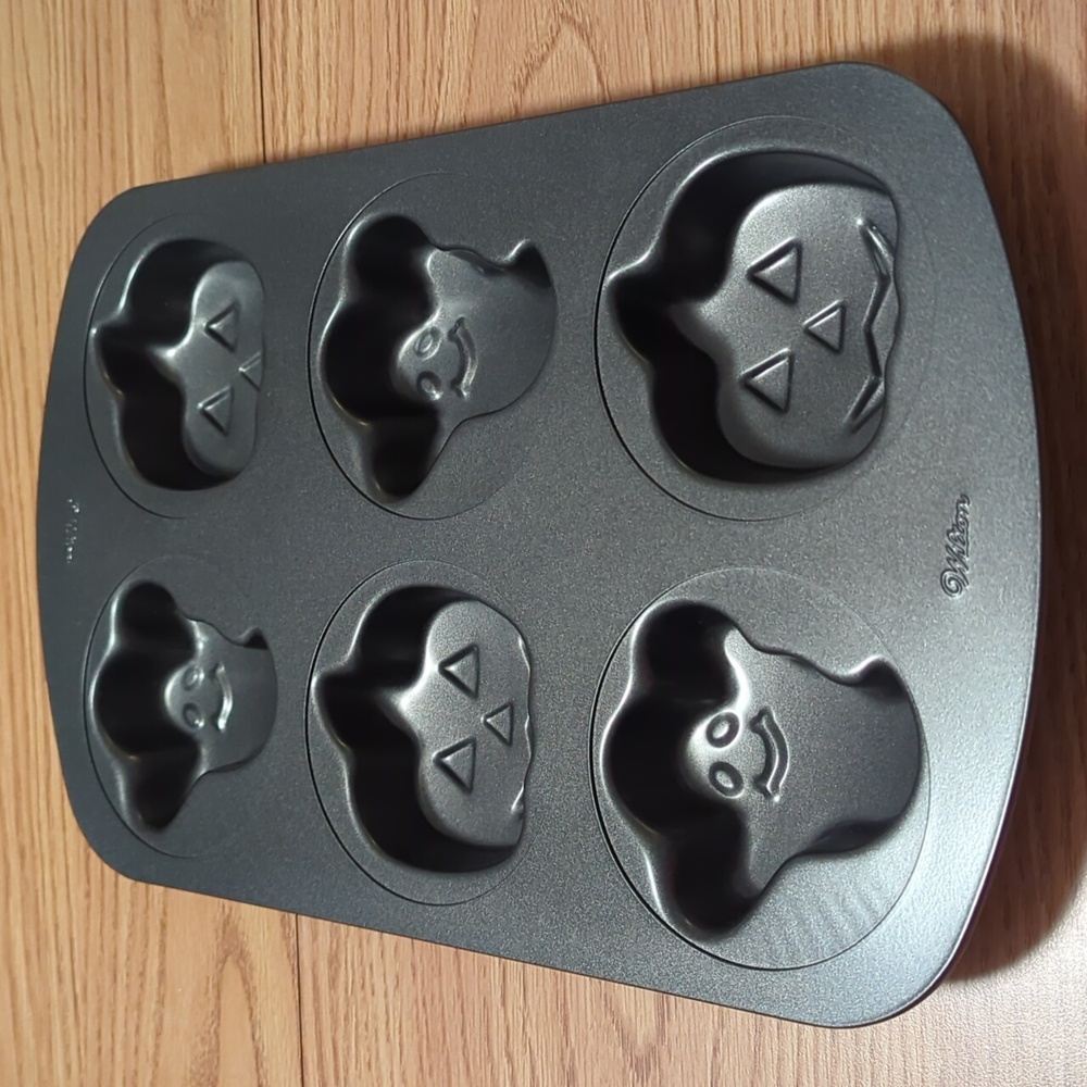 Wilton ghost pumpkin pan
